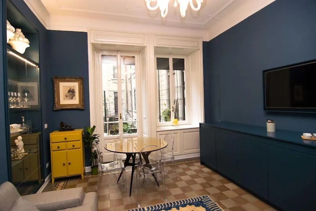 Elegant Liberty Apartment In The Heart Of Milan